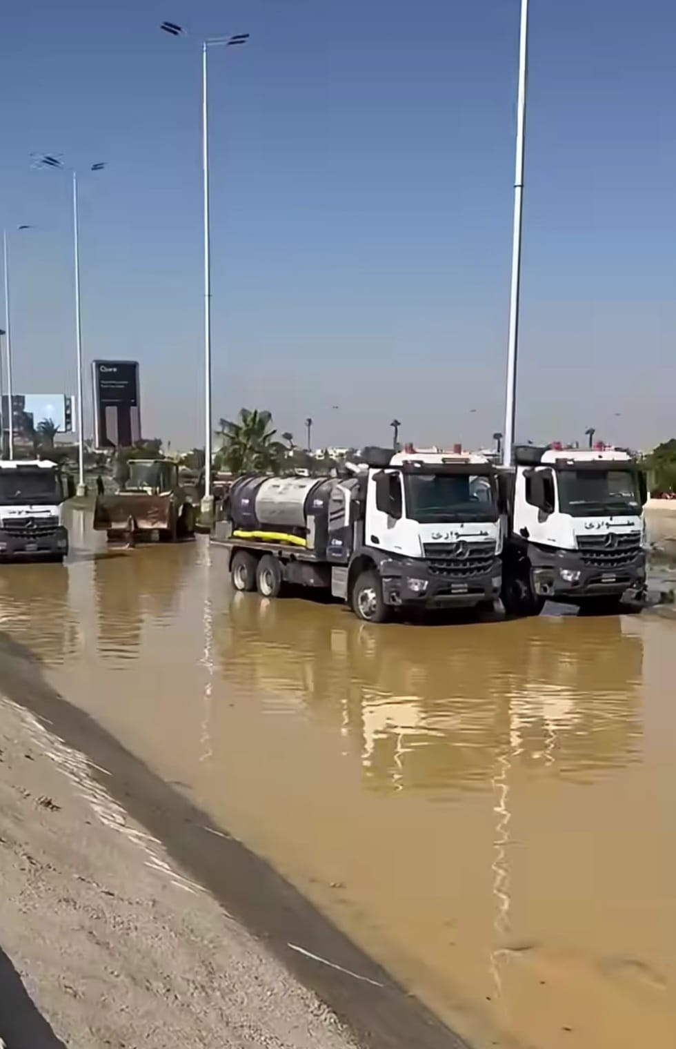 تمركز سيارات لشفط مياه كسر ماسورة طريق الواحات (7)