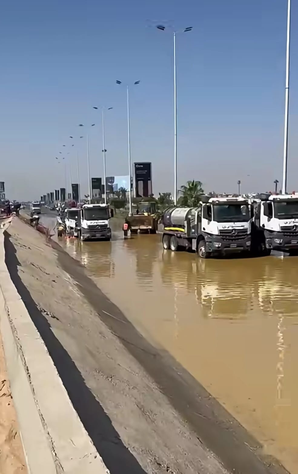 تمركز سيارات لشفط مياه كسر ماسورة طريق الواحات (1)