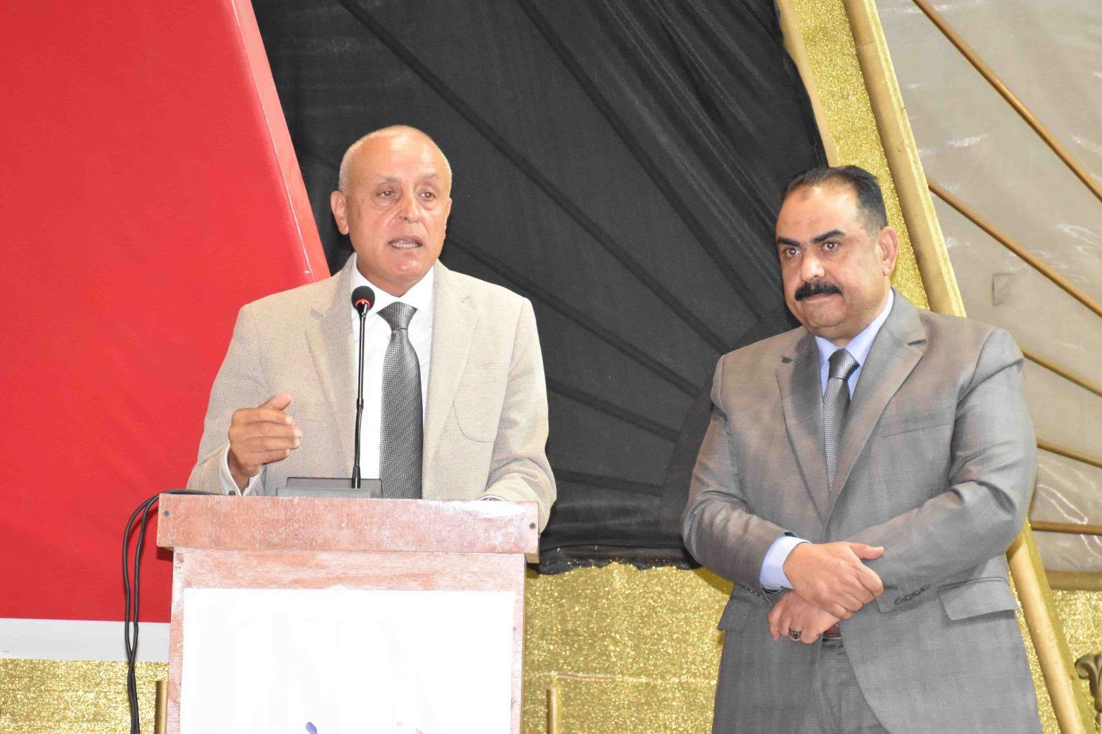 المحافظ يشدد على تسليم الكتب دون التقيد بسداد المصروفات