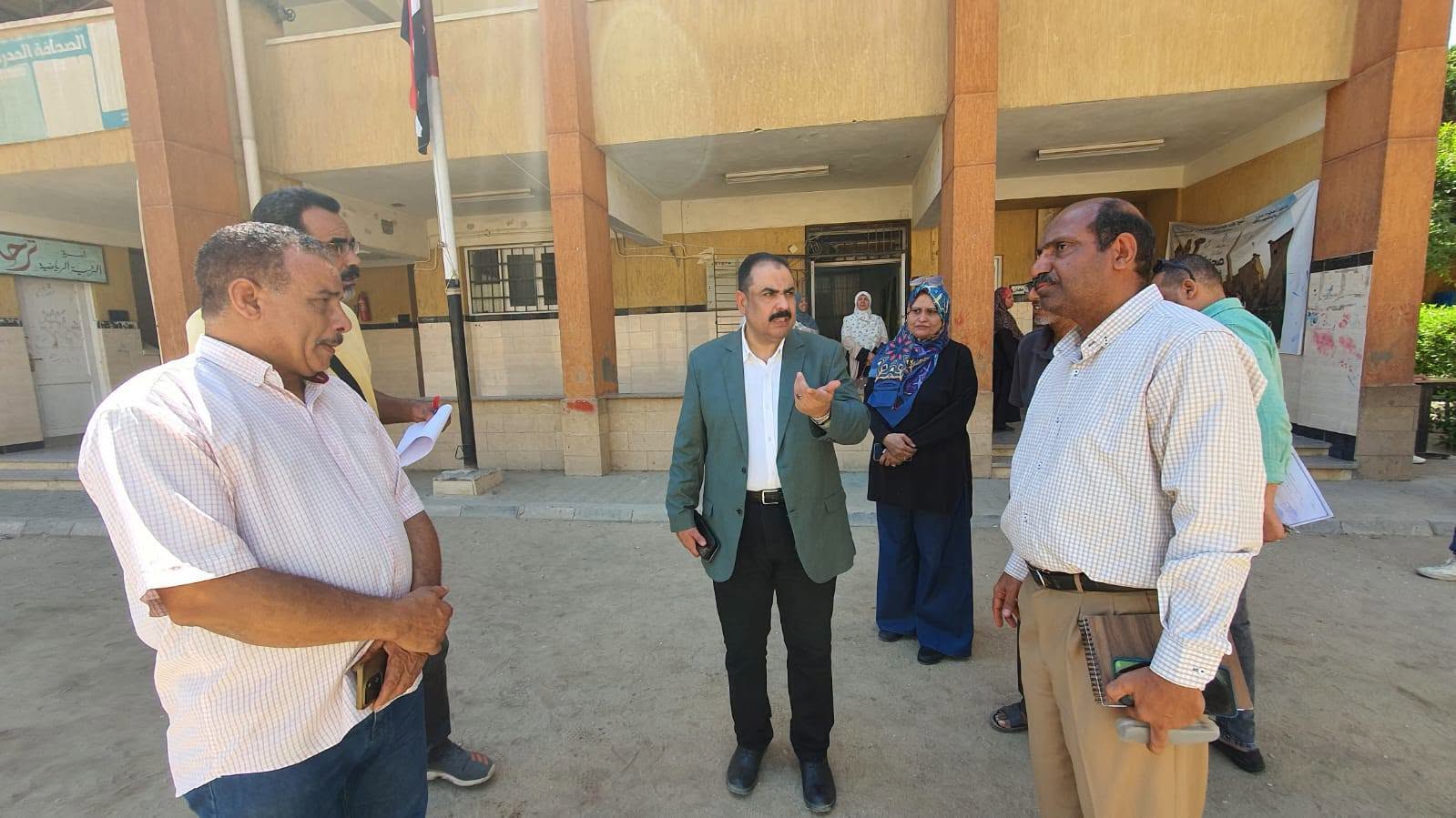 وكيل التعليم خلال جولاته على المدارس قبل العام الجديد