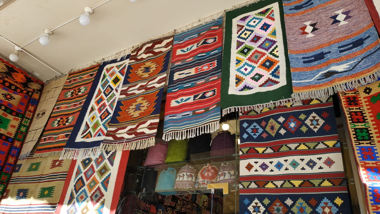 الكليم والسجاد السيوي يتميز بالالوان الزاهية