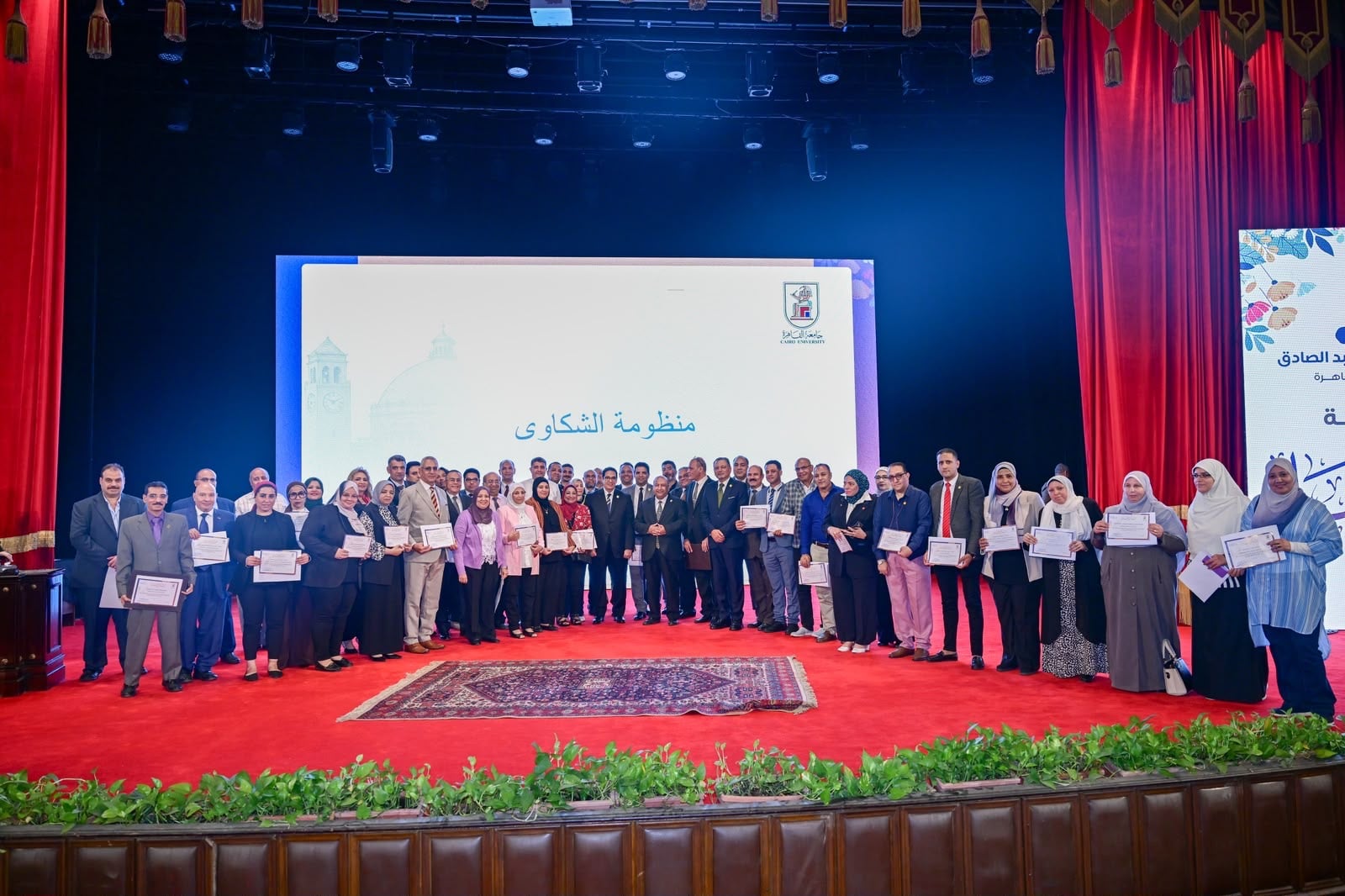 رئيس جامعة القاهرة يتجه لأحد المتقاعدين لتكريمها