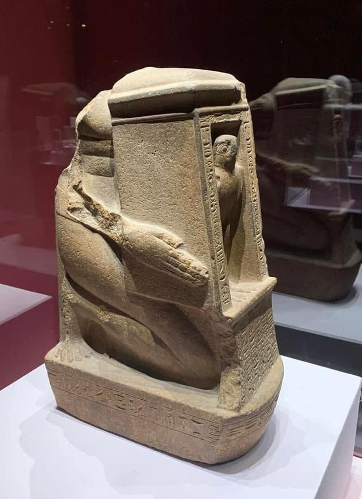 الناووس يحتضن المعبود 