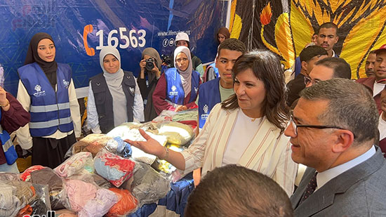 جولة-السفيرة-نبيلة-مكرم-ومحافظ-قنا