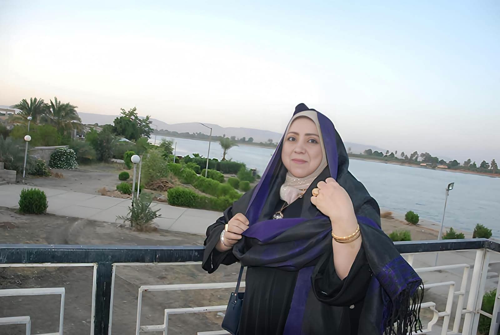 إسناوية تستمتع بزي الحبرة على كورنيش النيل بمدينة إسنا