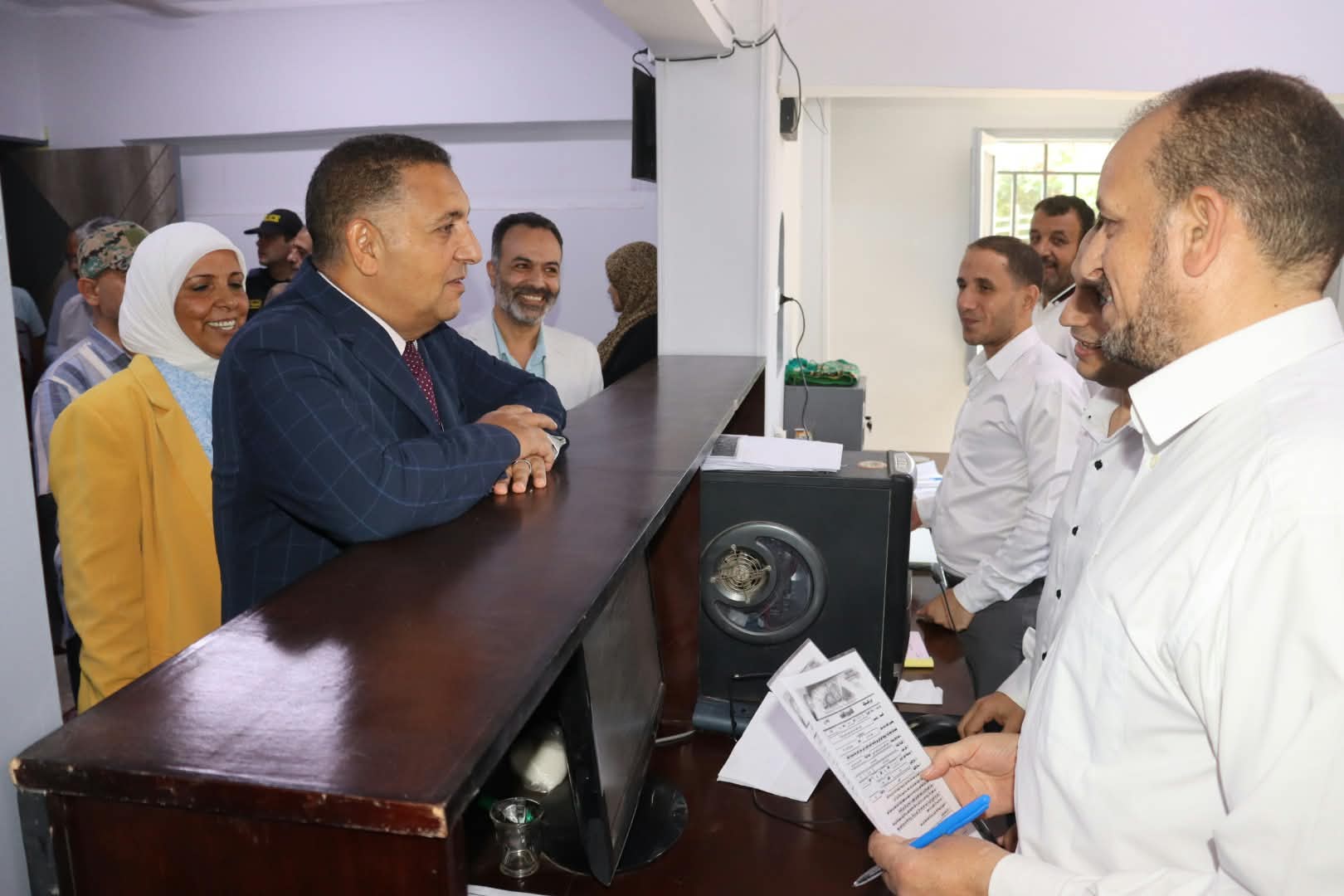 حديث المحافظ مع العاملين بالفرع