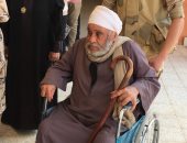 مسن يشارك فى الانتخابات بسوهاج
