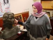 زينب عبد اللاه مع تمثال مديحة يسرى