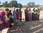 أطفال يزورون قبر معلمهم محفظ القرآن الكريم 