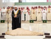 ولي العهد السعودي يؤدى صلاة الجنازة