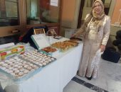 سيدة مصرية من روما تصنع حلويات مصرية لتوزيعها علي الناحبين