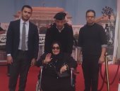 سيدة من كبار السن مع رجال الشرطة 