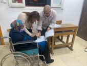 الناخبة المسنة أثناء تصويتها 