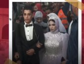 عروسان بملابس الزفاف يصوتان بمنشأة القناطر
