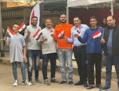 شباب حاملين الأعلام
