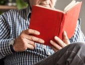 فوائد الجمع بين القراءة والقهوة فى الصباح