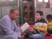 الأطفال يتلون القرآن فى أكبر مسابقة لحفظ كتاب الله بمدينة أسوان