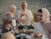 مجموعة فتيات يحتفلن بالعيد