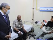 محافظ المنيا يزور مصابى غزة