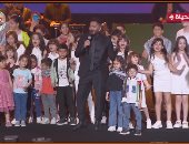 تامر حسني مع الأطفال في الاحتفالية