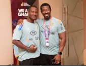 روميو ريكي روي مدرب اللياقة البدنية لمنتخب غانا على اليسار