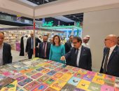 وزيرة الثقافة تتفقد أجنحة الناشرين المصريين بمعرض أبو ظبي