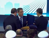 ممثل مجموعة هاير العالمية يهدى الرئيس السيسي هدية تذكارية
