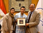 رئيس جامعة حلوان يكرم الطالب عبدالله أشرف