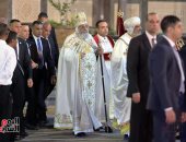 البابا تواضروس الثانى يصل قداس عيد القيامة 