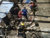 إنقاذ أحد السكان من عقار كرموز المنهار في الإسكندرية
