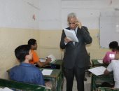 مدير تعليم القاهرة يتفقد امتحان الشهادة الإعدادية