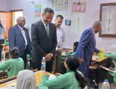 سفير السودان ومدير تعليم الجيزة يتفقدان امتحانات شهادة الأساس السودانية 