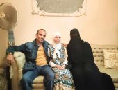 الطالبة جني خالد مع والدها ووالدتها