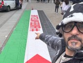 أحمد حلمى مع علم فلسطين