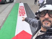 الفنان أحمد حلمى مع علم فلسطين