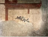 القبض على سائح قام بتخريب لوحة جدارية في فيلا رومانية