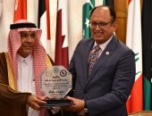 رئيس جامعة حلوان يتسلم جائزة جامعة الأمير محمد بن فهد