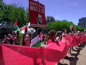 آلاف المتظاهرين فى محيط البيت الأبيض يدعمون فلسطين بحمل لافتات تصف بايدن بالكذاب
