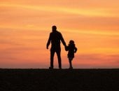 أب يسير مع ابنته