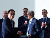 رئيس الوزراء يشهد توقيع عقد شراكة بين "شارب" اليابانية ومجموعة "العربى"