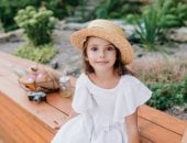 طفلة بفستان صيفي 