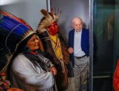 الرئيس البرازيلي برفقة وزيرة السكان الأصليين ينظر إلى عباءة توبينامبا 