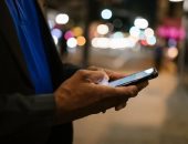 شخص يتابع السوشال 