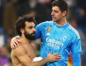 كورتوا حارس منتخب بلجيكا ونادي ريال مدريد مع محمد صلاح