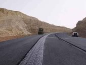 درب الرفوف العتيق أحد أقدم الدروب الصحراوية بالوادى الجديد.. يربط الواحات الخارجة بوادى النيل بطول 142 كيلومترا.. أعادت الحكومة إحياءه بمحور الخارجة سوهاج بـ1.5 مليار جنيه.. وبدء العد التنازلى لافتتاحه.. صور