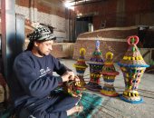 من ميت كنانة للخليج.. قرية تبتكر صناعة فانوس رمضان من نبات الحناء.. صاحب ورشة: بدأنا الفكرة منذ 7 سنوات ولم تلق قبولا في البداية.. عمره يصل لـ 7 سنوات وأسعاره رخيصة.. وتستغرق صناعته نصف ساعة .. فيديو وصور