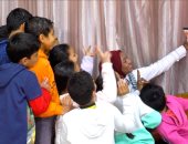 محررة اليوم السابع مع الأطفال