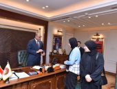 وزير العمل يُسلم مروة و رودينة 64 ألف جنيه بعد تسوية ودية لإعادة مستحقاتهما
