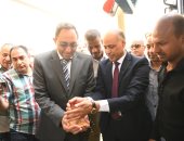 محافظ قنا خلال الجولة