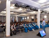 ستيفان باستيس مع الأطفال